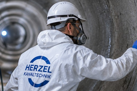 Sanierungsarbeiten im begehbaren Kanal mit Herzel-Arbeitskleidung